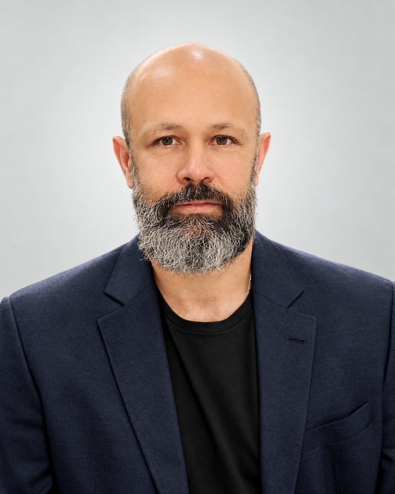 Dr. Julio Grynglas, cirurgião plástico, de blazer azul-marinho